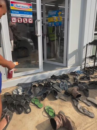 Kumpulan Sepatu di Depan Minimarket di IKN