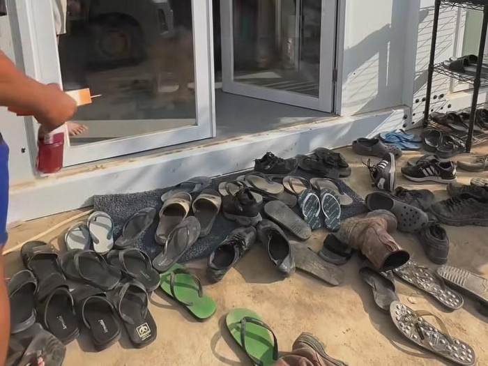 Kumpulan Sepatu di Depan Minimarket di IKN