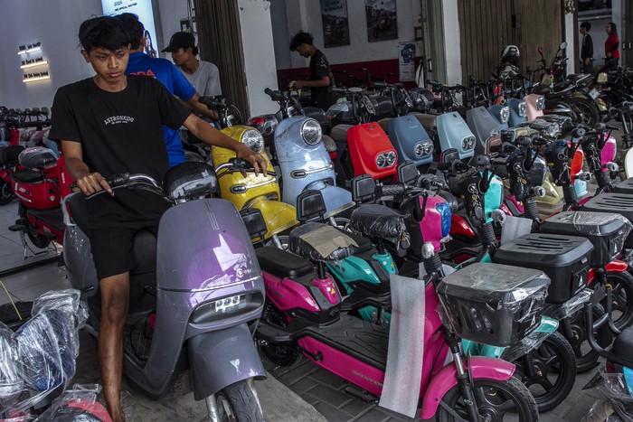 Teknisi menjelaskan cara kerja motor listrik kepada calon pembeli di salah satu dealer di kawasan Ciruas, Kabupaten Serang, Banten, Jumat (23/8/2024). Kementerian Perindustrian menambah kuota subsidi motor listrik mencapai 10.700 unit senilai Rp75 milliar untuk memudahkan masyarakat dalam membeli kendaraan listrik. ANTARA FOTO/Angga Budhiyanto/gp/nym.