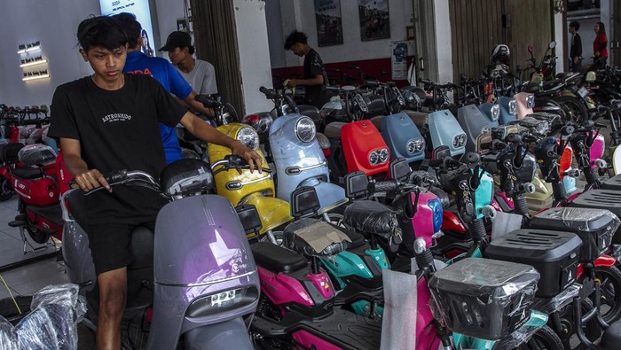 Teknisi menjelaskan cara kerja motor listrik kepada calon pembeli di salah satu dealer di kawasan Ciruas, Kabupaten Serang, Banten, Jumat (23/8/2024). Kementerian Perindustrian menambah kuota subsidi motor listrik mencapai 10.700 unit senilai Rp75 milliar untuk memudahkan masyarakat dalam membeli kendaraan listrik. ANTARA FOTO/Angga Budhiyanto/gp/nym.