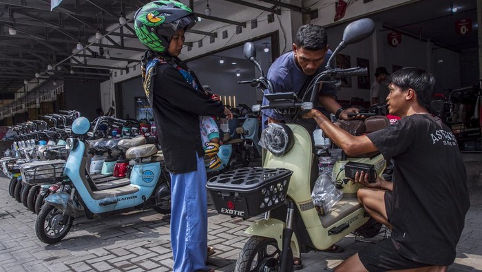 Teknisi menjelaskan cara kerja motor listrik kepada calon pembeli di salah satu dealer di kawasan Ciruas, Kabupaten Serang, Banten, Jumat (23/8/2024). Kementerian Perindustrian menambah kuota subsidi motor listrik mencapai 10.700 unit senilai Rp75 milliar untuk memudahkan masyarakat dalam membeli kendaraan listrik. ANTARA FOTO/Angga Budhiyanto/gp/nym.