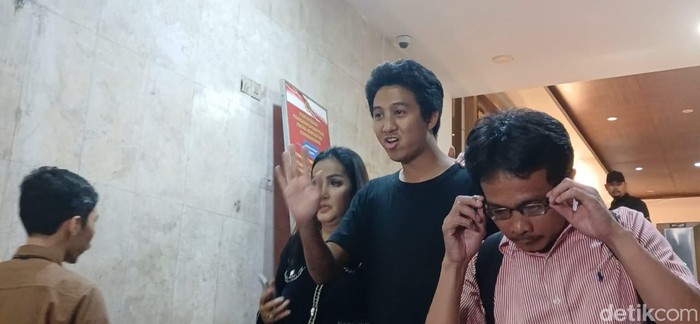 Machica Mochtar dan putranya Iqbal Ramadhan saat ditemui di Polda Metro Jaya pada Jumat (23/8/2024).