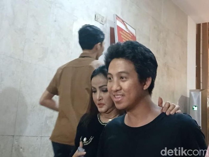 Machica Mochtar dan putranya Iqbal Ramadhan saat ditemui di Polda Metro Jaya pada Jumat (23/8/2024).