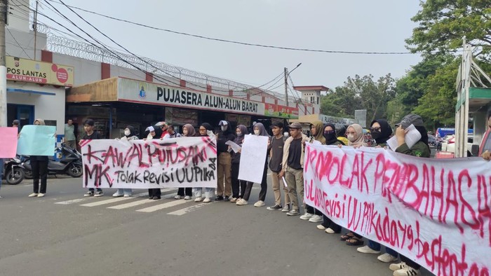 Aksi Mahasiswa Tuntut DPRD Lebak Kawal Putusan MK Terkait Pilkada Lebak