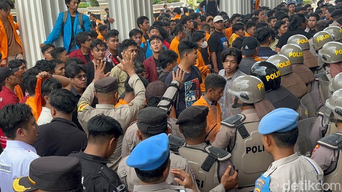 Mahasiswa dan aparat sempat dorong-dorongan untuk masuk ke Kantor DPRD Jambi.