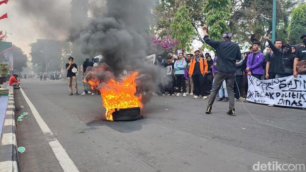 Mahasiswa di Ciamis bakar ban saat demo tolak RUU Pilkada