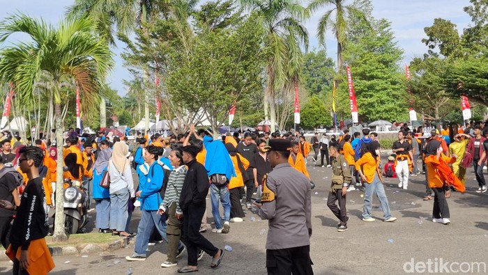 Mahasiswa di Jambi bubar karena tak kunjung ditemui anggota DPRD Jambi.
