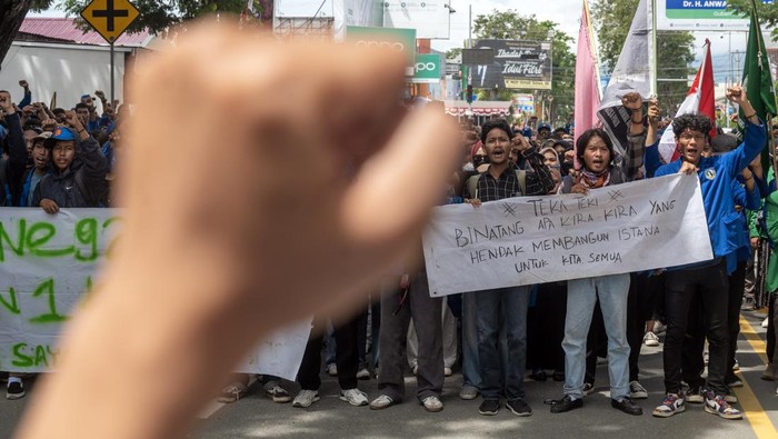 Mahasiswa di Palu Gelar Unjuk Rasa Kawal Putusan MK Sejumlah mahasiswa meneriakkan yel-yel di depan ban yang dibakar saat berunjuk rasa di depan kantor DPRD Sulawesi Tengah di Palu, SUlawesi Tengah, Jumat (23/8/2024). Unjuk rasa yang dikuti gabungan mahasiswa di Kota Palu itu merupakan bagian dari gerakan peringatan darurat demokrasi di Indonesia setelah DPR mengabaikan putusan MK dan mereka menyatakan sikap untuk terus mengawalnya. ANTARA FOTO/Basri Marzuki/nym.