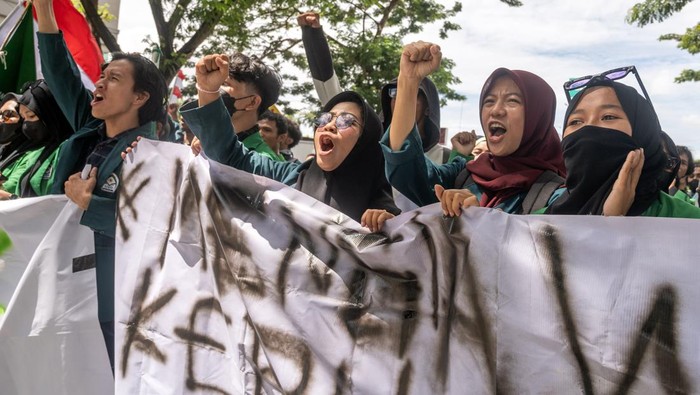 Sejumlah mahasiswa meneriakkan yel-yel di depan ban yang dibakar saat berunjuk rasa di depan kantor DPRD Sulawesi Tengah di Palu, SUlawesi Tengah, Jumat (23/8/2024). Unjuk rasa yang dikuti gabungan mahasiswa di Kota Palu itu merupakan bagian dari gerakan peringatan darurat demokrasi di Indonesia setelah DPR mengabaikan putusan MK dan mereka menyatakan sikap untuk terus mengawalnya. ANTARA FOTO/Basri Marzuki/nym.