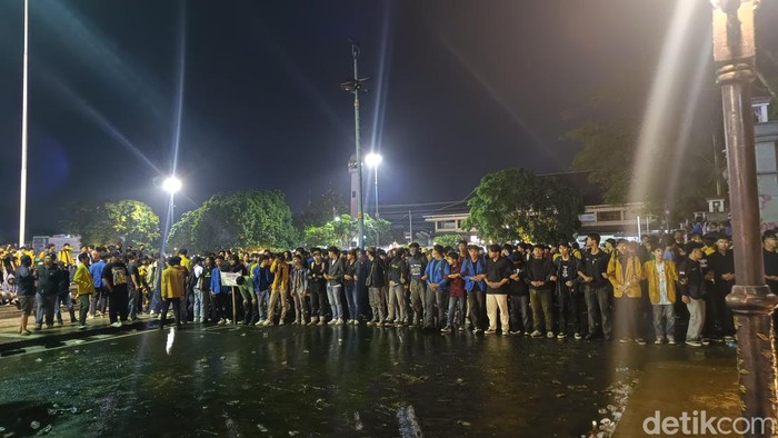 Mahasiswa membentuk barikade sebelum dibubarkan oleh pihak kepolisian saat aksi menolak RUU Pilkada di depan Gedung DPRD Banyumas di Purwokerto, Jumat (23/8/2024).