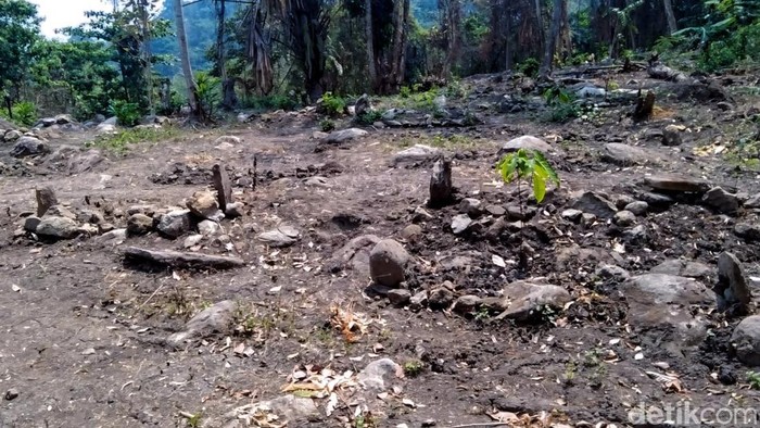 Makam keramat palsu di Sukabumi.