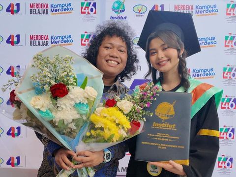 Marshel Widianto menghadiri wisuda istrinya, Cesen.