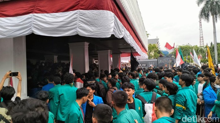 Massa aksi #KawalPutusanMK dari bebagai kampus di Banda Aceh menggeruduk gedung DPR Aceh. (Foto: Agus Setyadi/detikSumut).