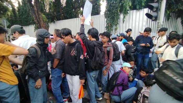Demonstran Muda Sarungkan Bambu Datangi Kantor KPU untuk Menyuarakan Aspirasi