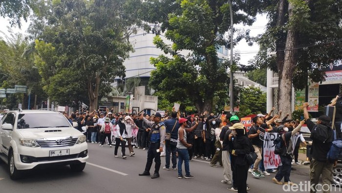 Massa dari AKBAR SUMUT berunjuk rasa di depan kantor DPRD Sumut, Jalan Imam Bonjol Medan. (Kartika Sari/detikSumut)