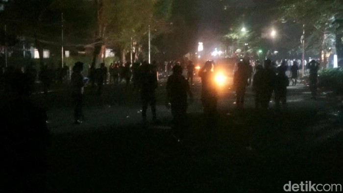 Massa demo di depan Gedung DPRD Jabar membubarkan diri, Jumat (23/8/2024).