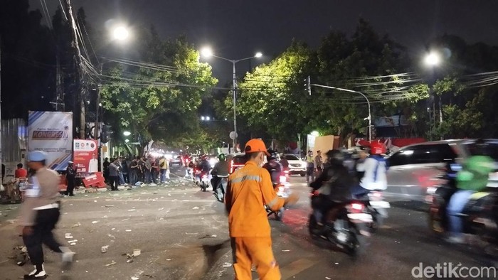 Massa demo di Kantor KPU membubarkn diri. (Maulana/detikcom)