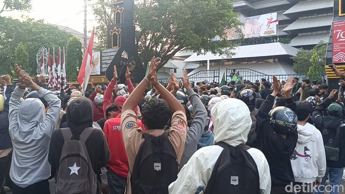 Massa mahasiswa dan pelajar melakukan demonstrasi di depan Kantor DPRD Jateng, Semarang, Jumat (23/8/2024).