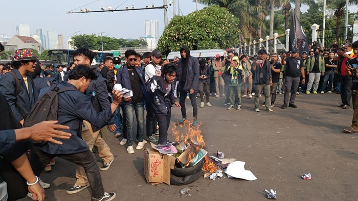 Aksi Protes Memanas: Massa Bakar Ban dan Poster Presiden di Depan Gedung DPR