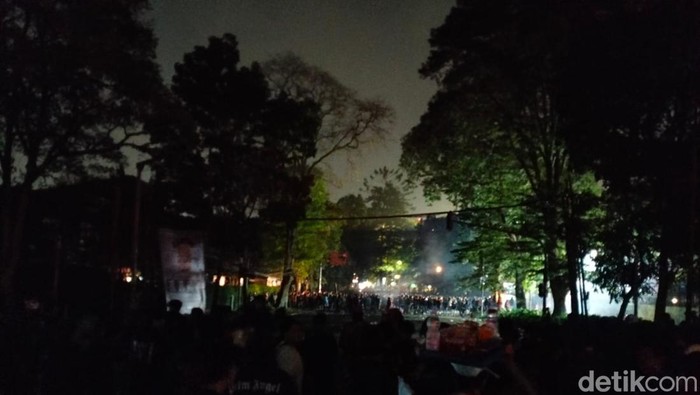 Massa Pendemo di Depan Gedung DPRD Jabar Bertahan hingga Malam Hari