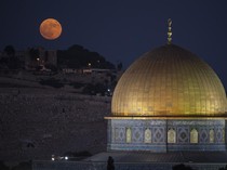 Melihat Penampakan Supermoon dari Kompleks Al Aqsa