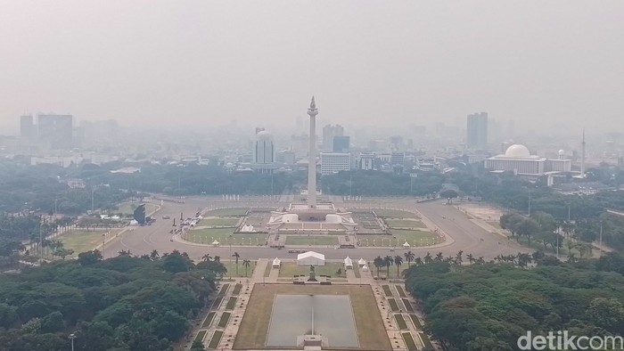 Perpustakaan Nasional Republik Indonesia (Perpusnas) yang letaknya berada tak jauh dari kawasan Monumen Nasional (Monas), Jakarta Pusat ini menyimpan sesuatu yang berbeda. Menjadi perpustakaan tertinggi di dunia, Perpustakaan Nasional ini akan memberikan pengalaman yang menakjubkan.