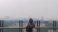 Spot ini jadi daya tarik pengunjung tatkala berada di Perpustakaan Nasional, terlihat dari banyaknya orang yang berada di balkon untuk mengabadikan foto dengan latar belakang Monas. Salah satu pengunjungnya adalah Tiara, perempuan asal Bogor ini bersama temannya sengaja datang ke Jakarta untuk merasakan suasana di lantai tertinggi Perpusnas ini.  