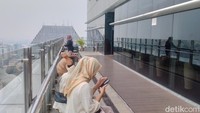 Waktu yang pas untuk berada di area ini adalah pagi hari ataupun sore karena ketika datang ke area ini siang hari, siap-siap saja lebih dekat dengan matahari yang menyengat. Perpusnas buka setiap hari mulai dari jam 08.00 hingga 18.00 WIB, jadi yang ingin melihat view Jakarta yang berbeda bisa langsung mencobanya di sini.  