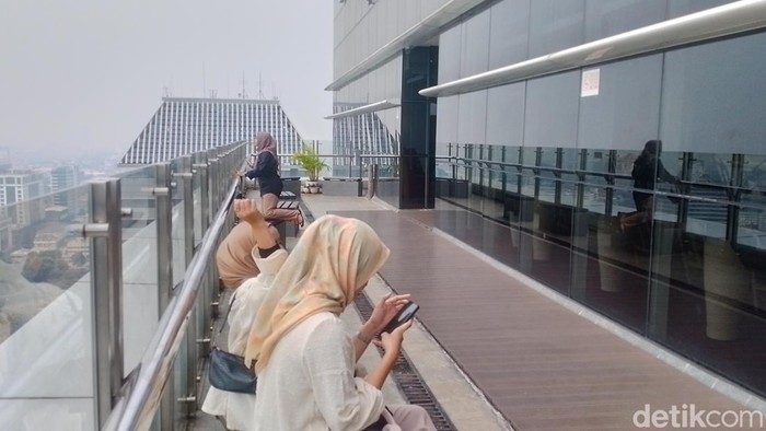 Perpustakaan Nasional Republik Indonesia (Perpusnas) yang letaknya berada tak jauh dari kawasan Monumen Nasional (Monas), Jakarta Pusat ini menyimpan sesuatu yang berbeda. Menjadi perpustakaan tertinggi di dunia, Perpustakaan Nasional ini akan memberikan pengalaman yang menakjubkan.