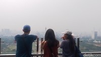 Sesampainya di Perpustakaan Nasional kamu perlu mencari lift untuk naik ke lantai 24, setelah itu berjalan keluar melalui pintu kaca untuk sampai di balkon dan bisa melihat pemandangan Monas dari atas gedung.   