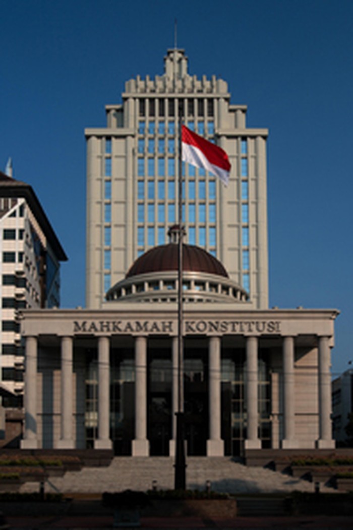 Mengenal Gedung MK dengan 9 Pilar yang Ramah Lingkungan Mari mengenal gedung Mahkamah Konsitusi (MK). Ternyata, lembaga tinggi negara ini adalah penghuni baru di kawasan ring satu Jakarta.