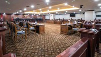 Di belakang bangunan utama tersebut terdapat bangunan pusat perkantoran bagi para Hakim Konstitusi dan pegawai Sekretariat Jenderal dan Kepaniteraan MKRI yang terdiri atas 16 lantai. (Dok. MKRI)