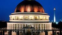 Gedung MK merupakan gedung milik pemerintah pertama yang berada di jalan protokol dan memenuhi syarat tersebut. Penghargaan tersebut diserahkan oleh Gubernur Provinsi DKI Jakarta Sutiyoso kepada Sekretaris Jenderal MK Janedjri M. Gaffar. (Dok. MKRI)