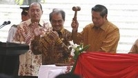 Dihimpun dari situs resminya, Kamis (22/8/2024), Presiden Soesilo Bambang Yudhoyono (SBY) meresmikan gedung Mahkamah Konstitusi (MK) pada Senin 13 Agustus 2007, pukul 10.00 WIB. Acara peresmian gedung ini bertepatan dengan Hari Ulang Tahun (HUT) ke-4 MK. (Dok. MKRI)