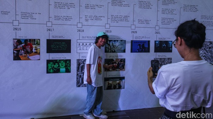 Wahyu Ichwandardi atau yang akrab disapa Pinot dikenal sebagai seniman yang banyak membuat karya digital dengan estetika analog. Yuk lihat karyanya.