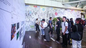 Pengunjung melihat karya dari Wahyu Ichwandardi atau yang akrab disapa Pinot di Senayan City, Jakarta, Jumat (23/8/2024).