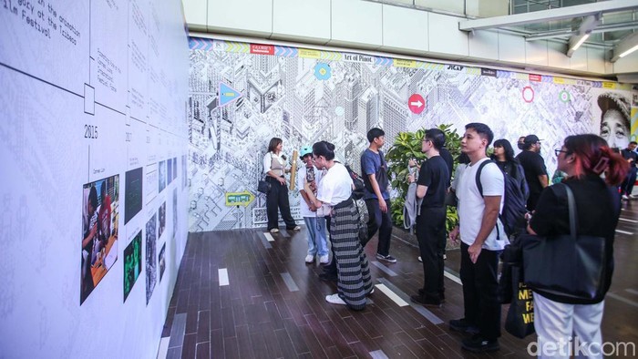 Wahyu Ichwandardi atau yang akrab disapa Pinot dikenal sebagai seniman yang banyak membuat karya digital dengan estetika analog. Yuk lihat karyanya.