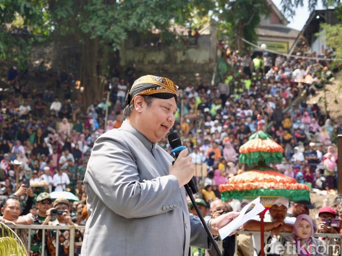 Menko Bidang Perekonomian Airlangga Hartarto di acara tradisi Yaa Qowiyyu sebaran kue apem, Desa Jatinom, Kabupaten Klaten, Jumat (23/8/2024).