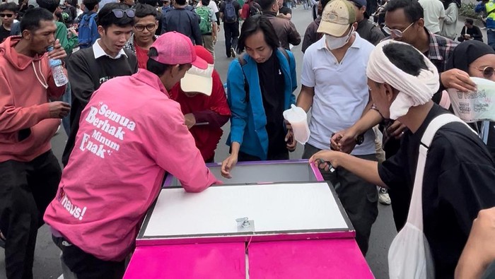 Minuman Lokal Ini Bagi-bagi 1.000 Gelas Gratis saat Demo Besar di DPR