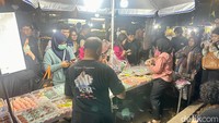 Buka mulai sore hingga malam hari, Mochi Moe Moe selalu ramai antrean. Pembeli pun harus ambil nomor antrean yang disediakan.