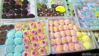 Begini penampakan mochi aneka rasa yang disusun di dalam boks plastik bening. Warna-warninya cantik ya?