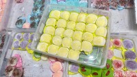 Per buah mochi dibanderol Rp 5 ribu. Beberapa varian rasa jadi favorit, termasuk mochi durian warna kuning.