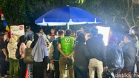 Di area jajanan samping kawasan Apartemen Kalibata City, dekat Stasiun Duren Kalibata, ada gerai Mochi Moe Moe yang dipadati pembeli.