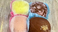detikfood mencicipi 6 mochi favorit di Mochi Moe Moe. Yang biru merupakan choco cheese cream, oranye itu mangga, kuning untuk durian, strawberry cokelat, Nutella, dan tiramisu.