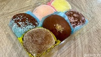Tekstur mochi di sini amat mulur, kenyal, dan lembut. Isiannya juga tergolong melimpah.