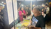 Waktu antre pembeli bahkan bisa sampai 2 jam! Mereka harus sabar demi memborong mochi homemade yang tersedia di sini.