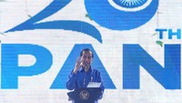 Begitu Jokowi sampai ruangan kongres, peserta kongres berdiri. Riuh sorak sorai dan tepuk tangan menggema. 