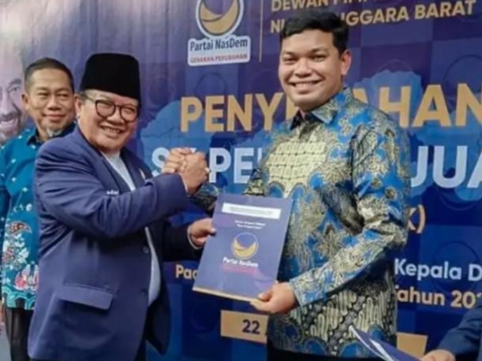 Muhammad Putera Ferryandi (Dae Yandi) menerima rekomendasi NasDem, di kantor DPW Nasdem NTB, Kamis, (22/8/2024). (Dok. Dae Yandi)