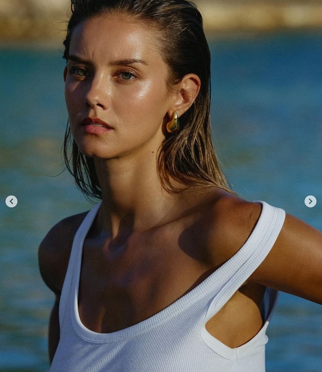 Nicola Cavanis seperti dikutip The Sun diketahui berprofesi sebagai model. Dia juga populer di Instagram dengan pengikut lebih dari 1,9 juta. Foto: Dok. Instagram Nicola Cavanis