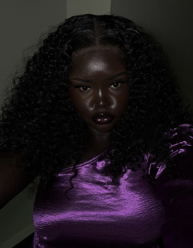 Nyadollie Deng mulai aktif di media sosial sejak Januari 2023, membagikan tutorial makeup yang dikhususkan untuk mereka yang memiliki kulit gelap. Video-videonya yang mempromosikan merek kosmetik yang cocok untuk kulit gelap, serta tips dalam mengaplikasikan makeup, mendapat sambutan positif dari banyak orang. Foto: dok. Instagram @nyadolliee